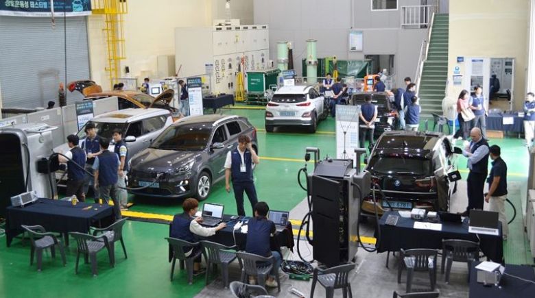 한국전기연구원 안산분원 시험장에서 여러 전기차와 충전기 간 상호 호환성을 점검하고 있다. 전기연구원 제공