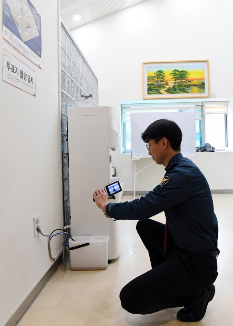 (서울=뉴스1) 장수영 기자 = 제22대 국회의원 선거 사전투표일을 하루 앞둔 4일 오후 서울 종로구 사직동 주민센터에 마련된 사전투표 현장을 찾은 경찰관이 불법 카메라 설치 여부를 점검하고 있다. (공동취재) 2024.4.4/뉴스1 /사진=뉴스1화상