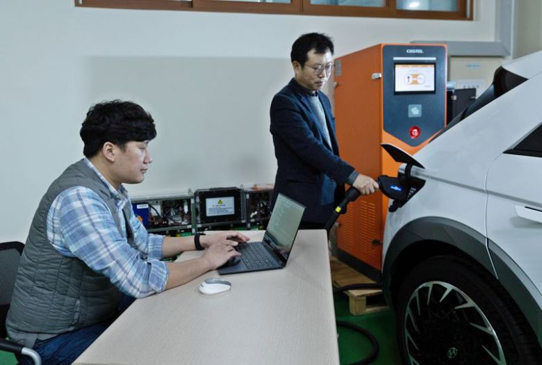 한국전기연구원 안산분원 시험장에서 전기차 및 충전기 간 통신 제어와 관련된 테스트를 진행하고 있다. 전기연구원 제공