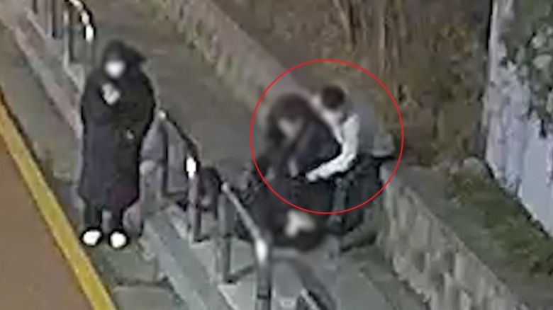 편의점 야간 아르바이트를 하던 20대 남성이 점포 건너편에서 택시 기사를 폭행하는 취객을 제압하고 있다./사진=경기 안양동안경찰서 제공,연합뉴스