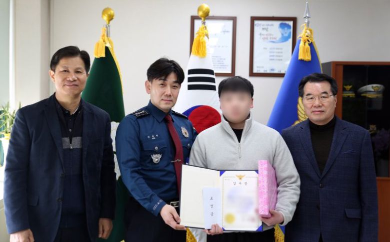 15일 안양동안경찰서는 범인 검거에 기여한 A씨에게 감사장과 함께 소정의 포상금을 전달했다./사진=연합뉴스