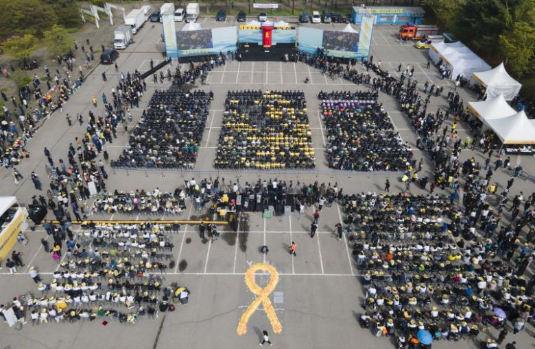 세월호참사 10주기 기억식이 열린 16일 오후 경기 안산시 화랑유원지에서 참석자들이 희생자들을 추모하고 있다.뉴시스