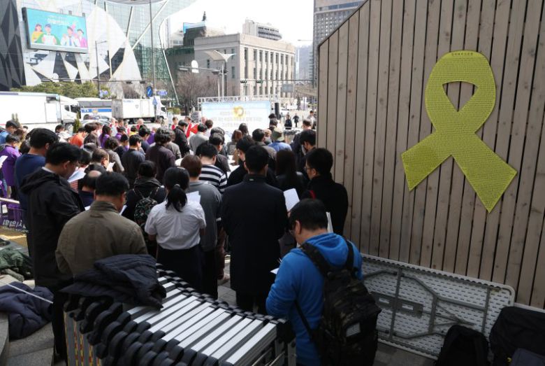 지난달 24일 서울시의회 앞 세월호 기억공간에서 세월호 참사 10주기 사회적 재난 희생자 가족들과 함께 드리는 고난주인 연합 성찬회가 열리고 있다. 2024.03.24. /사진=뉴시스