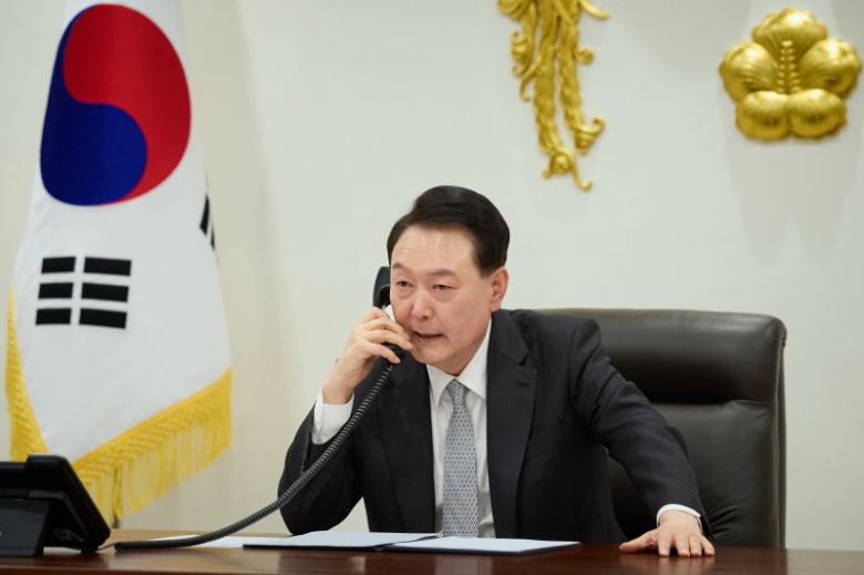 윤석열 대통령이 17일 용산 대통령실 청사에서 기시다 후미오 일본 총리와 전화 통화를 하고 있다. (대통령실 제공) /사진=뉴스1