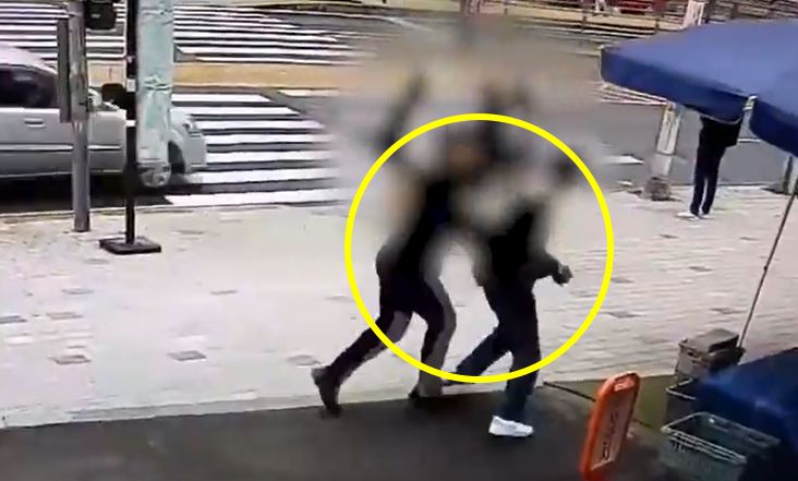 지난 11일 경기북부경찰청 신민혁 경장과 동료 경찰관들이 고양시에서 여학생들을 몰래 촬영한 불법 촬영 사범을 검거했다./사진=연합뉴스