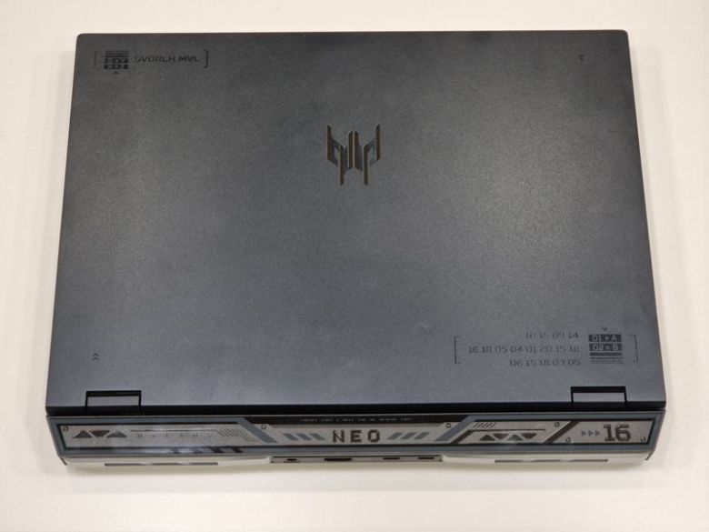 프레데터 헬리오스 네오 V 16 2024 상판에 프레데터 시리즈 특유의 암호코드와 로고가 새겨져 있다. 사진=구자윤 기자