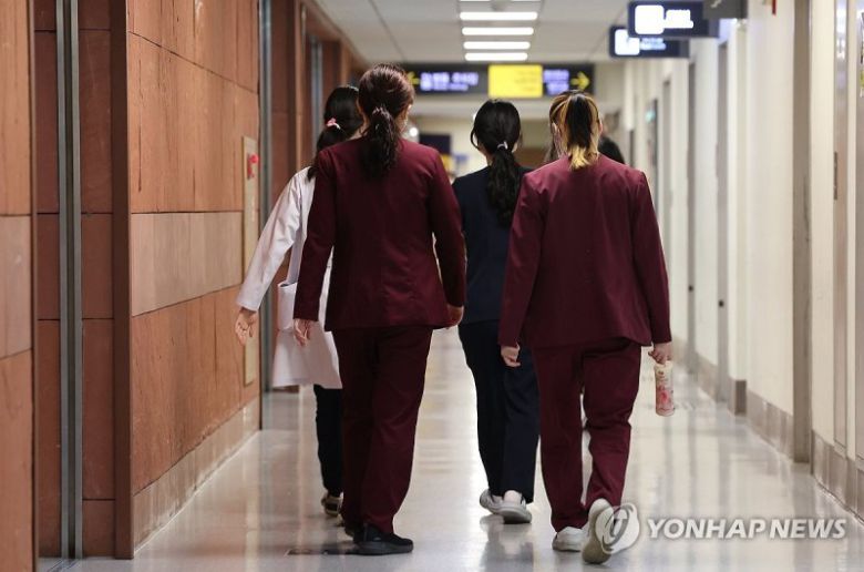 지난 27일 서울 시내 한 대형병원에서 의료진이 이동하고 있다. 연합뉴스