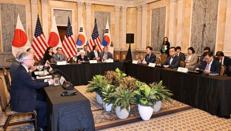 G20재무장관회의 및 IMF·WB 춘계회의 참석차 미국 워싱턴을 방문 중인 최상목 경제부총리 겸 기획재정부 장관(오른쪽 두번째)이 17일(현지시간) 미국 재무부에서 열린 '제1차 한미일 재무장관회의'에서 재닛 옐런 미국 재무장관, 스즈키 이치 일본 재무상 등과 의견을 나누고 있다. 기획재정부 제공