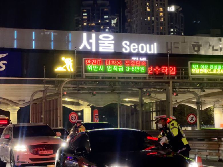 경찰이 지난 18일 전국 주요 요금소 인근에서 음주단속 등을 실시했다./사진=경찰청 제공