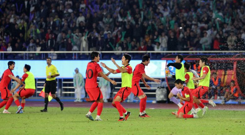 중국 항저우 황룽 스포츠센터 스타디움에서 열린 항저우 아시안게임 남자축구 대한민국과 일본의 결승전에서 우승한 한국 대표팀이 기뻐하고 있다. 사진=뉴스1