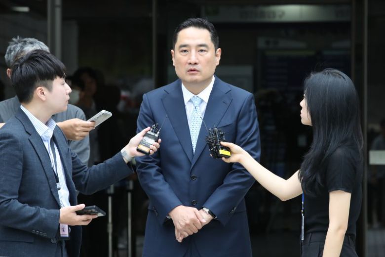 전 가로세로연구소 운영진 강용석 변호사가 지난해 6월20일 서울 서초구 서울중앙지방법원에서 열린 조민 포르쉐 의혹 제기, 정보통신망법상 명예훼손 혐의 1심 선고 공판에 출석, 무죄를 선고받은 뒤 기자들의 질문에 답하고 있다. 사진=뉴시스