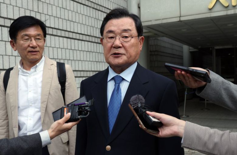 4·16 세월호 참사 특별조사위원회(특조위) 설립과 활동을 방해한 혐의로 기소된 이병기 전 청와대 비서실장이 23일 오후 서울 서초구 서울중앙지법에서 열린 항소심 선고 공판을 마친 뒤 밖으로 나와 취재진의 질문에 답하고 있다. /사진=뉴스1