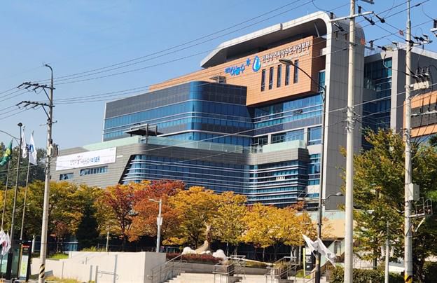 인천시는 풍납취수장과 성산가압장의 전기설비 교체 및 정기 검사로 5월 2일과 8일 새벽시간 대 가동이 중지되지만 단수 없이 수돗물을 정상 공급한다. 인천시상수도사업본부 전경.