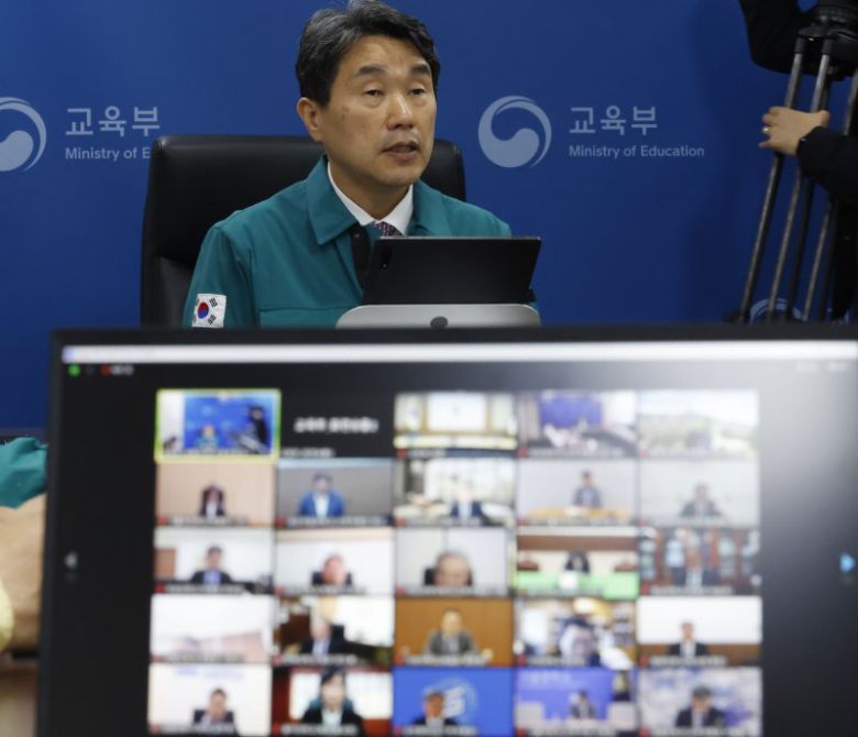 이주호 사회부총리 겸 교육부 장관이 24일 서울 영등포구 한국교육시설안전원에서 열린 의과대학 운영 대학 총장과 영상 간담회에서 발언하고 있다. 공동취재. 뉴시스