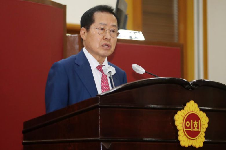 홍준표 대구시장이 지난 22일 오전 대구시의회에서 열린 제308회 임시회에 참석해 박정희 전 대통령 기념사업 지원에 관한 조례 관련 추가경정예산안 제출에 따른 제안설명을 하고 있다. 뉴스1