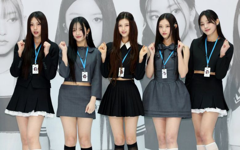 그룹 뉴진스의 혜인(왼쪽부터)과 하니, 다니엘, 해린, 민지가 지난 22일 오전 인천국제공항 1터미널 밀레니엄홀에서 열린 인천공항세관 홍보대사 위촉식에서 홍보대사증을 목에 걸고 포즈를 취하고 있다. 뉴스1