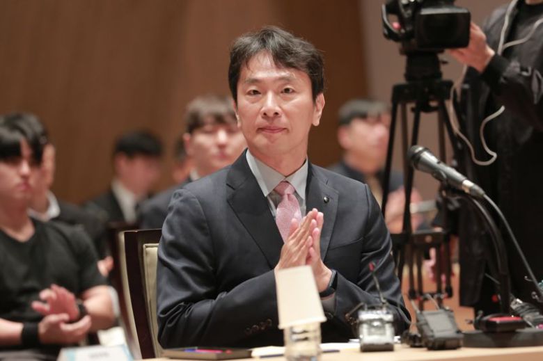 이복현 금융감독원 원장이 25일 서울 여의도 한국거래소에서 열린 ‘개인투자자와 함께하는 열린 토론(2차)’에 참석해 박수를 치고 있다. 금융감독원 제공