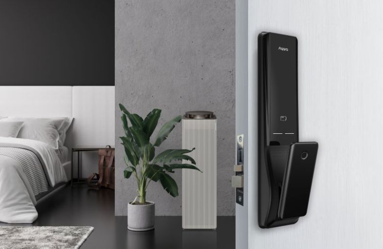 스마트싱스에 연동된 삼성전자 공기청정기 비스포크 큐브 에어 인피니트 라인 제품과 아카라 스마트 도어록 K100 제품 이미지. 삼성전자 제공