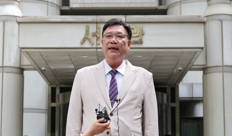 의대생들을 대리하는 법무법인 찬종 이병철 변호사가 26일 서울 서초구 서울중앙지방법원에서 열린 의대생들이 대학 총장을 상대로 제기한 대입전형 시행계획 변경 금지 가처분 소송의 첫 심문을 마친 뒤 취재진에게 입장을 설명하고 있다. /사진=연합뉴스