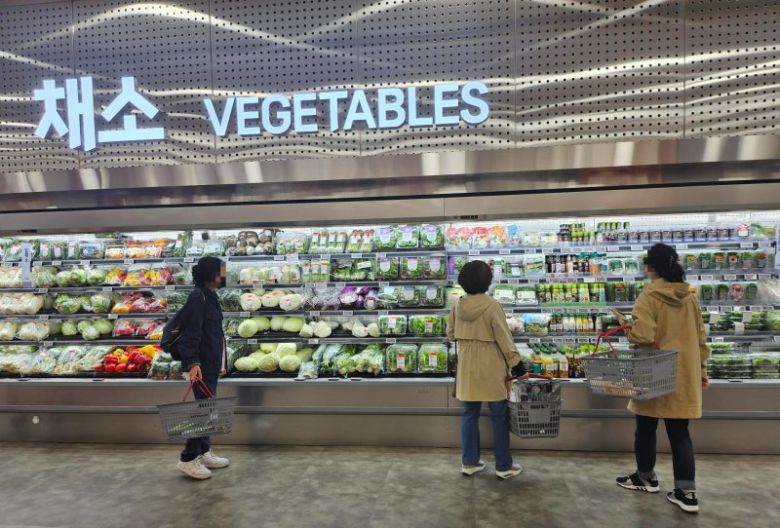 27일 오전 서울 중구 서울역 인근의 한 대형마트에서 시민들이 채소값을 살피고 있다. 사진=노유정 기자