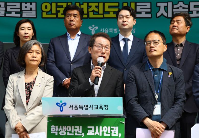 조희연(앞 줄 가운데) 서울시교육감이 29일 오전 서울 중구 서울시교육청에서 열린 서울 학생인권조례 폐지 반대 및 학생인권법 제정 결의를 위한 서울시교육감·더불어민주당 국회의원 공동 기자회견에서 발언을 하고 있다. 뉴시스