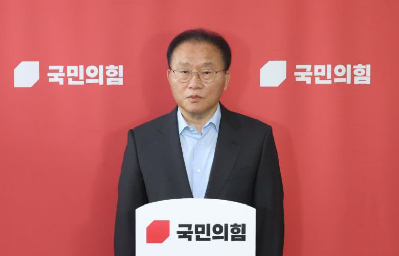 국민의힘 윤재옥 원내대표 브리핑 (서울=연합뉴스) 신준희 기자 = 국민의힘 윤재옥 원내대표가 1일 국회에서 내일 본회의 개의 등과 관련 기자들의 질문에 답하고 있다. 2024.5.1 hama@yna.co.kr (끝)