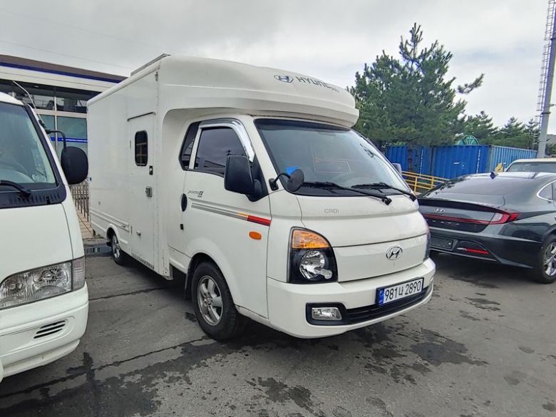 수많은 차들을 비교해 결국 캠핑카로 선택된 현대 포터 시티밴. 택배에 주로 이용되는 탑차다. 사진=김태원(tan)