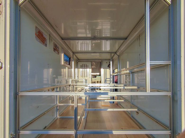 알루미늄 프로파일로 골격을 세운 캠핑카 내부 모습. 사진=김태원(tan)