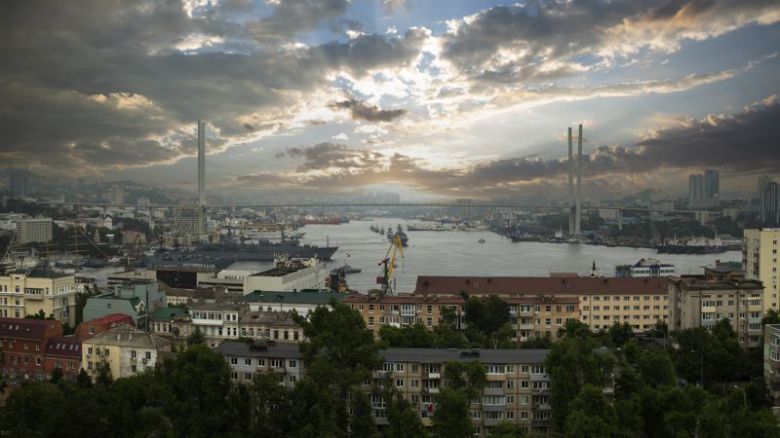 블라디보스톡 신축아파트 거실에서 바라본 블라디보스톡 항구와 바다를 가로지르는 대교가 보이는 황홀한 풍경. 사진=김태원(tan)