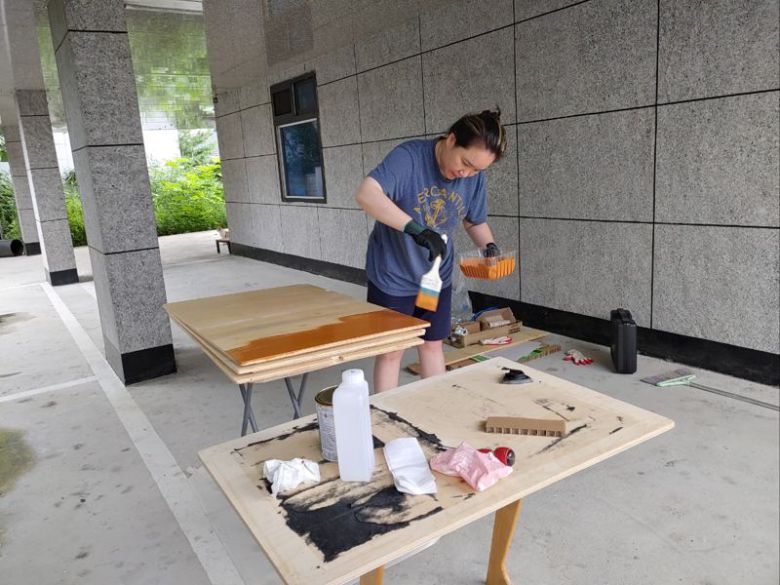 캠핑카 내부에 들어갈 선반을 재단하고, 칠을 하는 등 작업하는 모습. 사진=김태원(tan)