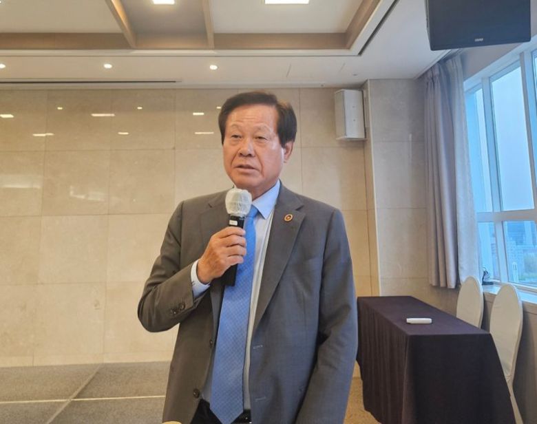 한국알뜰통신사업자협회(KMVNO) 협회장 직을 맡고 있는 김형진 세종텔레콤 회장이 지난 7일 서울 중구 프레지던트 호텔에서 열린 간담회에서 발언하고 있다. 사진=김준혁 기자