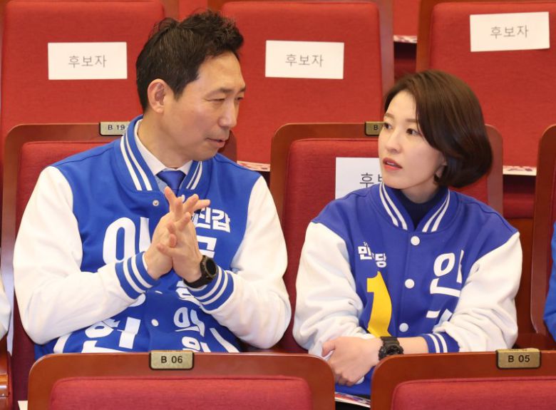 더불어민주당 이정헌 광진갑, 안귀령 도봉갑 후보가 20일 서울 여의도 국회 도서관에서 열린 '서울특별시당 선거대책위원회 출범식'에서 기념촬영을 하고 있다. 사진=뉴스1