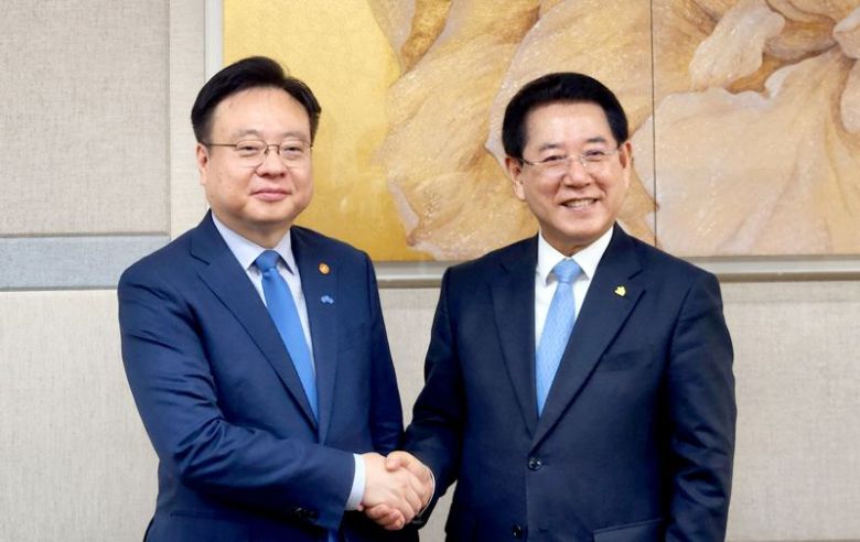 김영록 전남도지사(오른쪽)가 9일 조규홍 보건복지부 장관을 만나 의대 배정 요청을 하고 있다. 전남도 제공