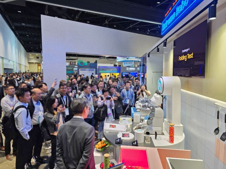 SID 디스플레이 위크 2024에 참가한 삼성디스플레이 부스에서 관람객들이 폴더블 내구성을 테스트하는 로봇쇼를 관람하는 모습. 삼성디스플레이 제공