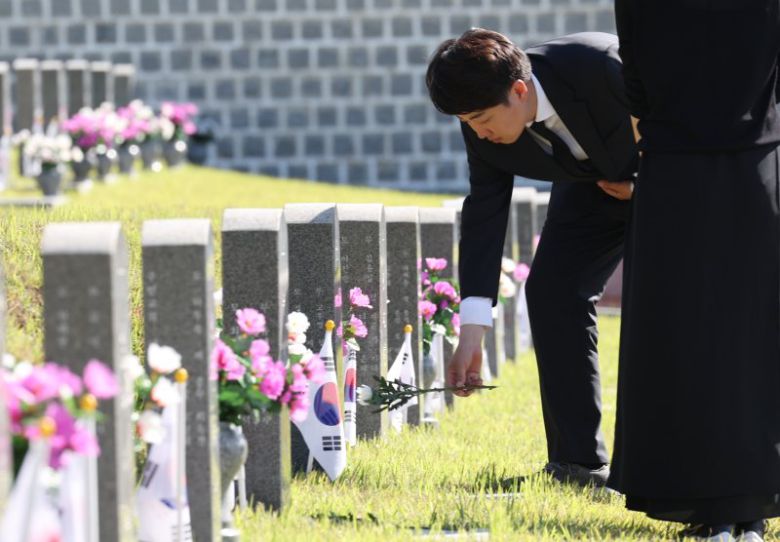 이준석, 국화 1천송이 5·18 묘지 헌화 (광주=연합뉴스) 천정인 기자 = 15일 오전 광주 북구 국립 5·18 민주묘지에서 개혁신당 이준석 대표와 당선인들이 5·18 묘지에 헌화·참배하고 있다. 이 대표는 경남 김해에서 재배한 국화 1천송이를 직접 공수해 개별 묘지마다 헌화·참배했다. 2024.5.15 iny@yna.co.kr (끝)