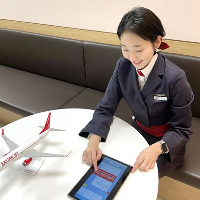 이스타항공 객실 승무원이 안전 정보 안내 챗봇 ‘세이프티 스타'를 사용하는 모습. 이스타항공 제공