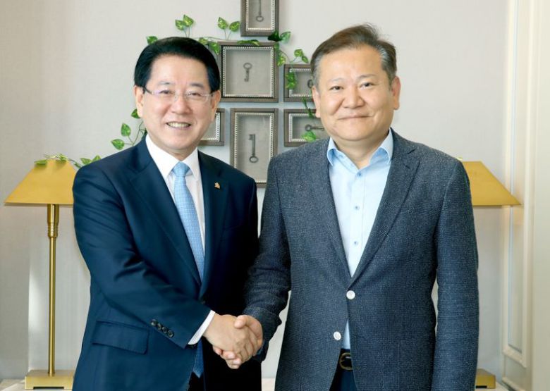 김영록 전남도지사(사진 왼쪽)가 17일 전남 진도에서 이상민 행정안전부 장관(오른쪽)을 만나 '전남 5·18기념공간' 조성에 국비 41억원을 지원해 줄 것을 건의한 뒤 기념촬영을 하고 있다. 전남도 제공