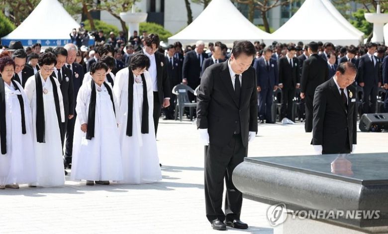 윤석열 대통령이 18일 광주광역시 북구 국립5·18민주묘지에서 열린 제44주년 5·18민주화운동 기념식에서 묵념하고 있다. 연합뉴스 제공