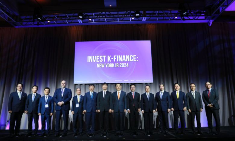 금융감독원과 한국거래소가 서울시·부산시·금융권과 공동으로 지난 16일(현지시간) 미국 뉴욕 콘래드다운타운 호텔에서 개최한 '인베스트 K-파이낸스 뉴욕 투자설명회'에서 주요 참석자들이 기념촬영을 하고 있다. 왼쪽부터 부산국제금융진흥원 이명호 원장, 삼성생명 홍원학 사장, 미래에셋증권 김미섭 부회장, 칼라일그룹 하비 슈와츠 대표이사, KB금융지주 양종희 회장, 주뉴욕대한민국총영사관 김의환 총영사, 금융감독원 이복현 원장, 한국거래소 정은보 이사장, 서울시 강철원 정무부시장, 신한금융지주 진옥동 회장, 모건스탠리 다니엘 심코위츠 공동대표, 한국투자증권 김성환 대표이사, 현대해상 조용일 대표이사, JP모간 김기준 한국대표. 금융감독원 제공