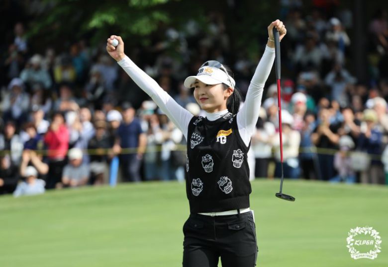 [서울=뉴시스] 이예원이 12일 경기 용인시 수원CC에서 열린 NH투자 레이디스 챔피언십 파이널라운드에서 우승이 확정되자 기뻐하고 있다. (사진=KLPGT 제공)