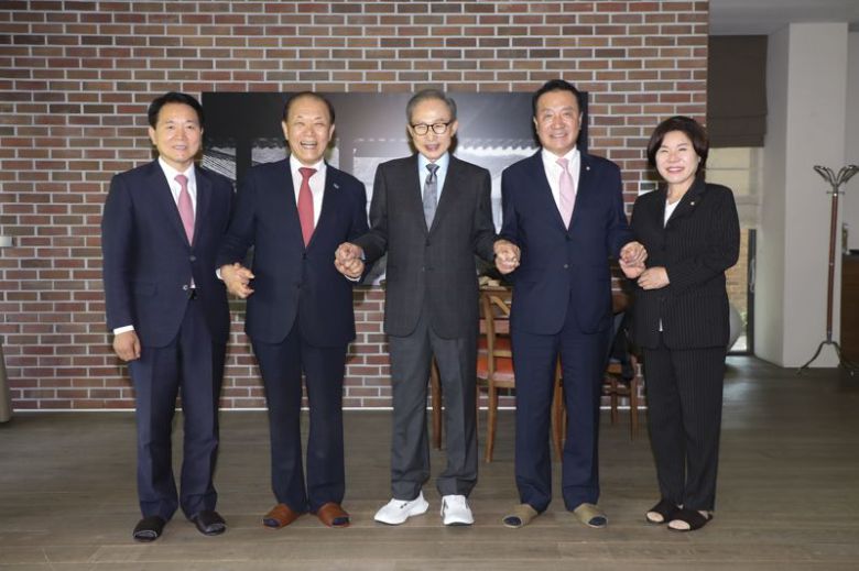 21일 이명박 전 대통령(가운데)을 예방한 황우여 국민의힘 비상대책위원장이 성일종(왼쪽 첫번째)·조은희(오른쪽 첫번째) 의원 등과 기념촬영을 하고 있다. 국민의힘 제공