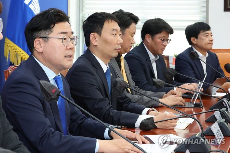 박찬대 더불어민주당 원내대표(왼쪽)가 21일 국회에서 열린 당 검찰개혁TF 1차 회의에서 발언하고 있다. 연합뉴스