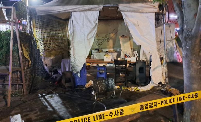 19일 오후 8시30분께 전북 전주시 완산구 풍남문 광장에 있는 세월호 분향소에서 불이 나 10여분 만에 진화됐다. 사진은 불에 탄 분향소의 모습. /사진=전북소방 제공,뉴스1