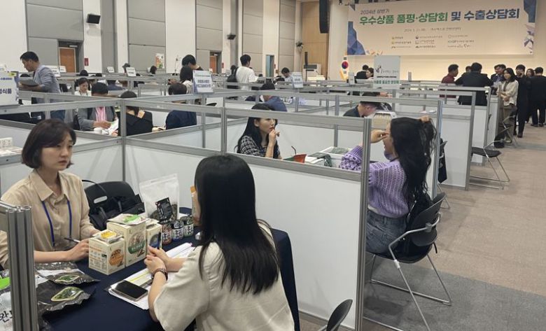 전남도는 지난 21일 여수 엑스포컨벤션센터에서 개최한 '2024년 상반기 우수상품 품평·상담회 및 수출상담회'를 통해 업무협약 46건, 수출계약 2553만 달러의 성과를 거뒀다고 22일 밝혔다. 전남도 제공