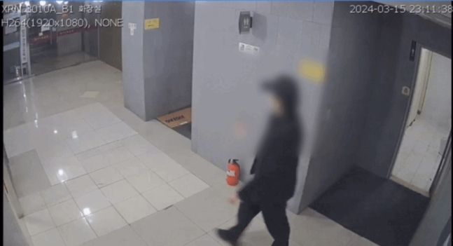 지난 3월15일 A씨(40)를 서울지하철 2호선 서울대입구역 부근으로 유인해 특정하는 장면. 영상=서울경찰청 사이버수사과