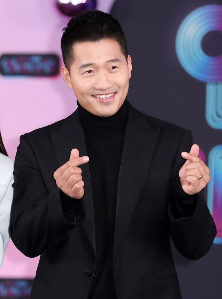 강형욱 반려견 훈련사가 21일 오후 서울 영등포구 여의도 KBS 본관에서 열린 ‘2019 KBS 연예대상’ 레드카펫에서 포즈를 취하고 있다. 뉴스1                                    갑질 논란이 불거진 강형욱 반려견 훈련사를 옹호하는 내용의 유튜브 댓글들. 출처=온라인 커뮤니티