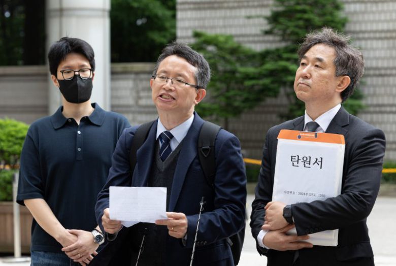 오세옥 부산대학교 의과대학 교수협의회장 겸 비대위원장(가운데)과 김종일 전국의과대학교수협의회(전의교협) 부회장이 20일 오후 서울 서초구 서울고등법원 앞에서 의대 정원 증원 처분 집행정지 인용 결정 촉구 탄원서 제출 기자회견을 하고 있다. 뉴스1