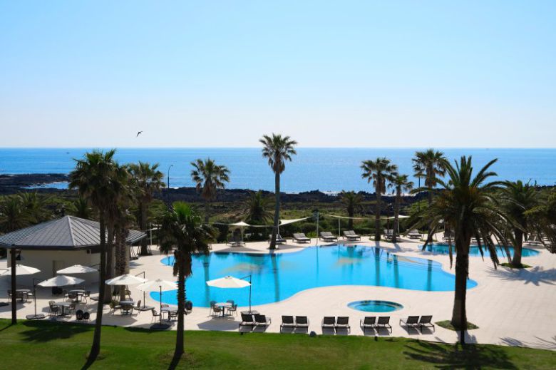 새롭게 재단장해 사계절 온수풀로 바뀐 해비치 리조트 제주의 야외 수영장. 해비치호텔앤드리조트 제공