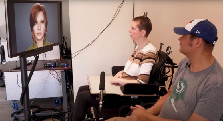 캐나다 서스캐처원주에 거주하는 뇌줄중 환자 앤 존슨(왼쪽)이 뇌파를 문자나 음성 등으로 변환하는 뇌·컴퓨터 인터페이스(BCI) 장치의 도움을 받아 화면 속 아바타를 거쳐 남편과 대화하고 있다.(지난해 8월 24일 캘리포니아대 샌프란시스코(USCF) 의과대학 유튜브 갈무리).뉴스1