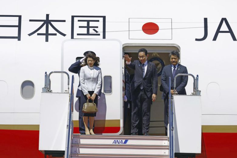 기시다 총리가 부인 유코 여사와 함께 지난 9월 5일 아세안(ASEAN) 정상회담 참석을 위해 도쿄 하네다 공항을 떠나는 모습. 뉴시스